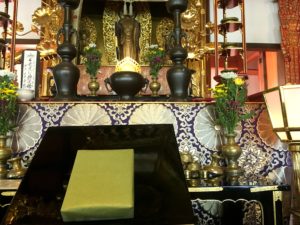 450年以上続くお寺でお参りの後にお香をお渡しします